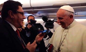 Desde el avión, el Papa pide oraciones por paz en Colombia y diálogo en Venezuela