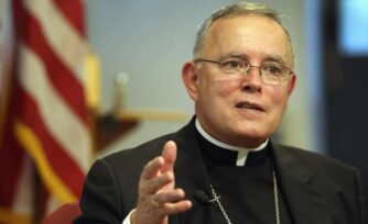 Mons. Chaput: «El camino recto hacia la felicidad no es relajar la ley de Dios sino entregarnos al poder de su gracia»