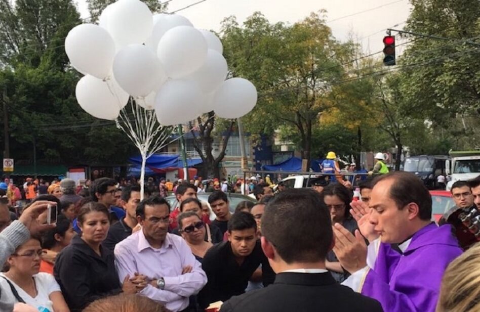 Brinda la Iglesia atención espiritual  a padres de familia del Colegio Rébsamen