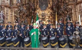 Rinden honores a la bandera en la Catedral de México