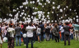 Con globos blancos dan el último adiós a niños del Rébsamen