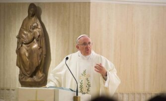 El Papa en Sta. Marta: contemplemos a María a los pies de la cruz