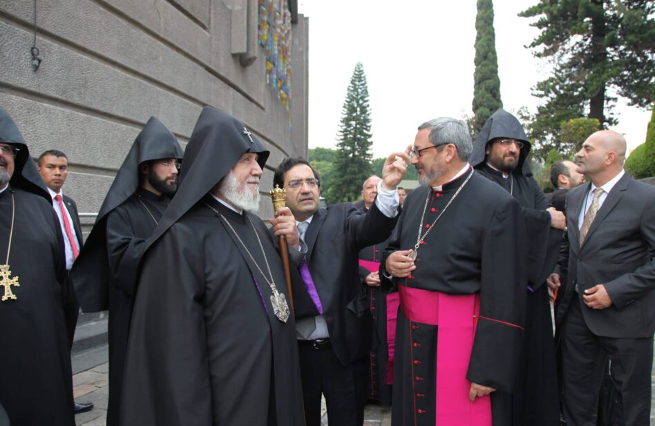 Líder de la Iglesia Católica Armenia visita México para solidarizarse con los afectados por los terremotos