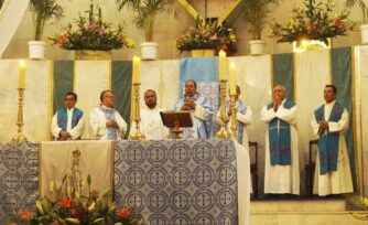 El Rosario, un rezo que dirigimos a la Virgen, y que ella entrega a Jesús: Mons. Armando Colín