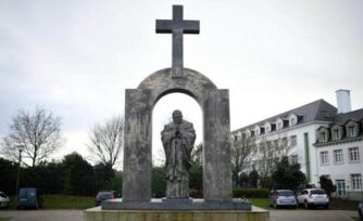 Ordenan retirar cruz de monumento católico dedicado a San Juan Pablo II