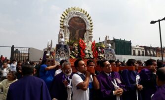 Celebra comunidad peruana en México al Señor De los Milagros