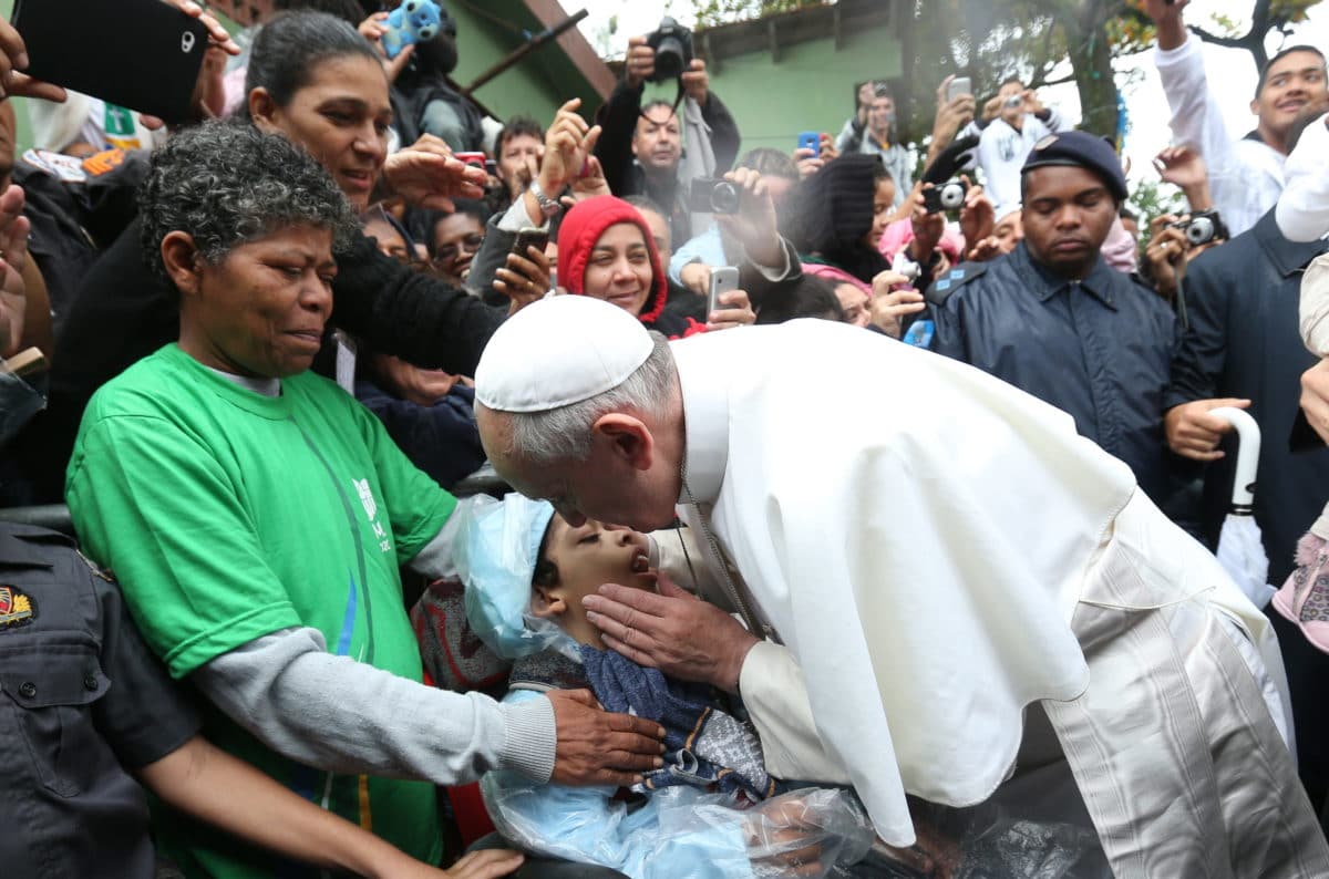 ELmPapa visita una favela en su visita a Brasil en 2013. Foto Vatican Media