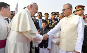 El Papa llega a Bangladesh para continuar con su viaje apostólico en Asia