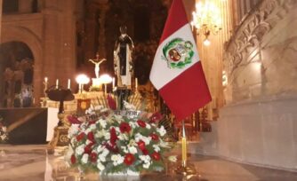 Obsequia Perú a la Catedral de México una escultura de San Martín de Porres