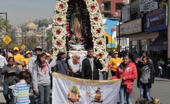 Más y más peregrinos llevan pesadas imágenes de la Guadalupana a bendecir