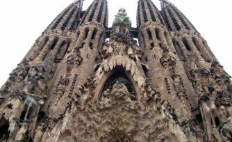 Refuerzan seguridad de la Basílica de la Sagrada Familia en Barcelona