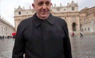 Desmienten que el Papa Francisco salga en las noches vestido de cura