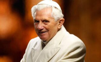 Vaticano desmiente que Benedicto XVI tenga una enfermedad paralizante