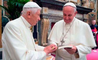 Papa Francisco visita a Benedicto XVI para saludarlo por Pascua