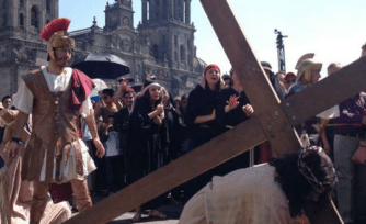 Se escenifica la Pasión de Cristo en el zócalo