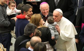 El Papa felicita a los padres en su día: Sean custodios de sus hijos como lo fue San José