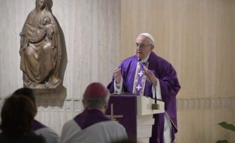 Confesarse no es ir a la tintorería, sino recibir el abrazo de amor de Dios, dice el Papa