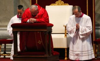 Viernes Santo: El Papa Francisco celebra la Pasión del Señor en el Vaticano