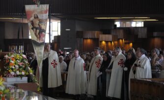 Integrantes de la Orden de Jerusalén celebran la Resurrección de Cristo