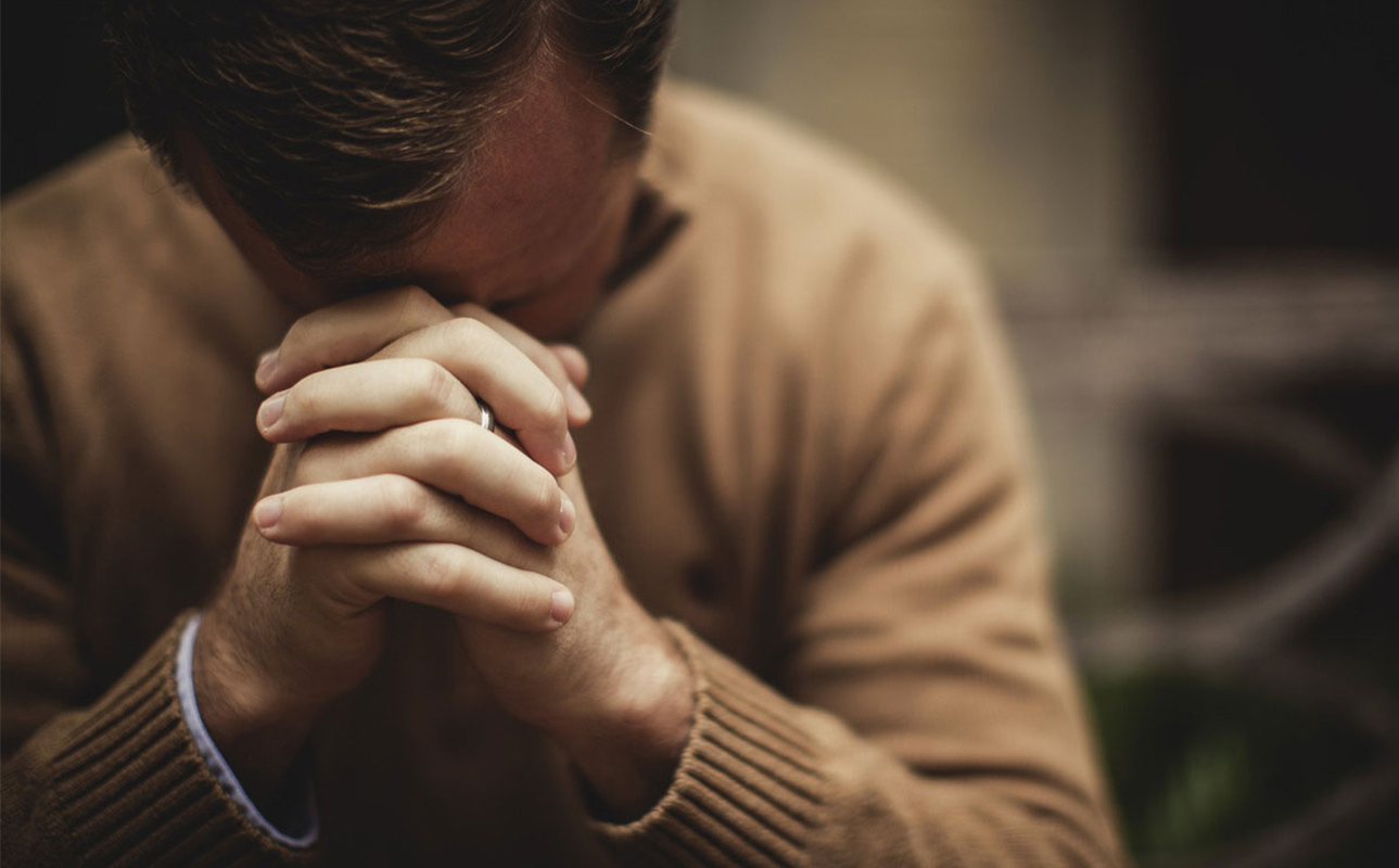 Orar y confiar en Dios fortalece la fe ante la calamidad. Foto Cathopic