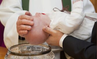 Vaticano pone fin a abusos litúrgicos de curas que se sienten "dueños de la Iglesia"