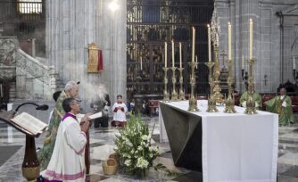 El Card. Aguiar Retes preside adoración Eucarística y pide por el Papa Francisco en la Catedral de México