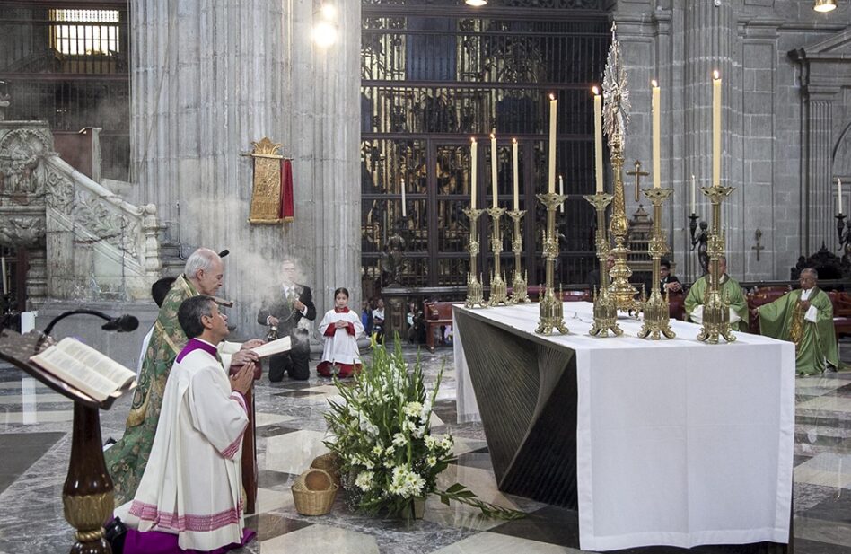 El Card. Aguiar Retes preside adoración Eucarística y pide por el Papa Francisco en la Catedral de México