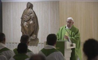 El Papa en Santa Marta: la novedad del Evangelio no admite una doble vida