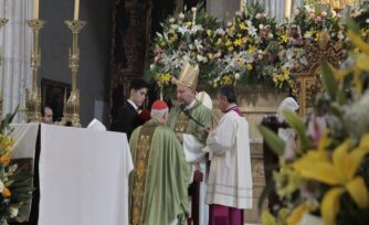 El Nuncio Apostólico impone el palio al Card. Carlos Aguiar Retes