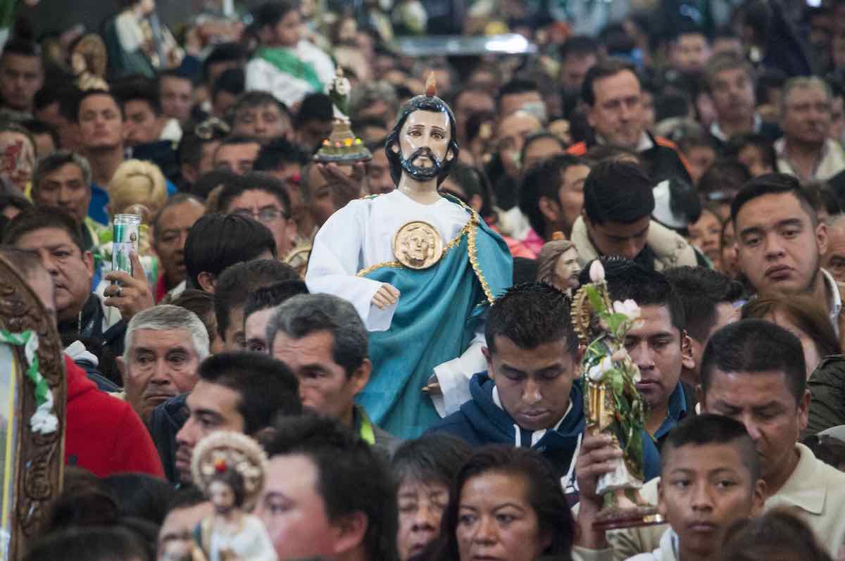 Miles de católicos rinden devoción a San Judas Tadeo.