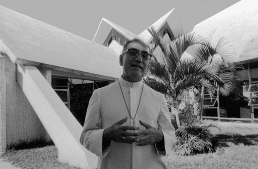 El Arzobispo Oscar Arnulfo Romero en la capilla Hospital de la Divina Providencia, donde fue asesinado en 1980.