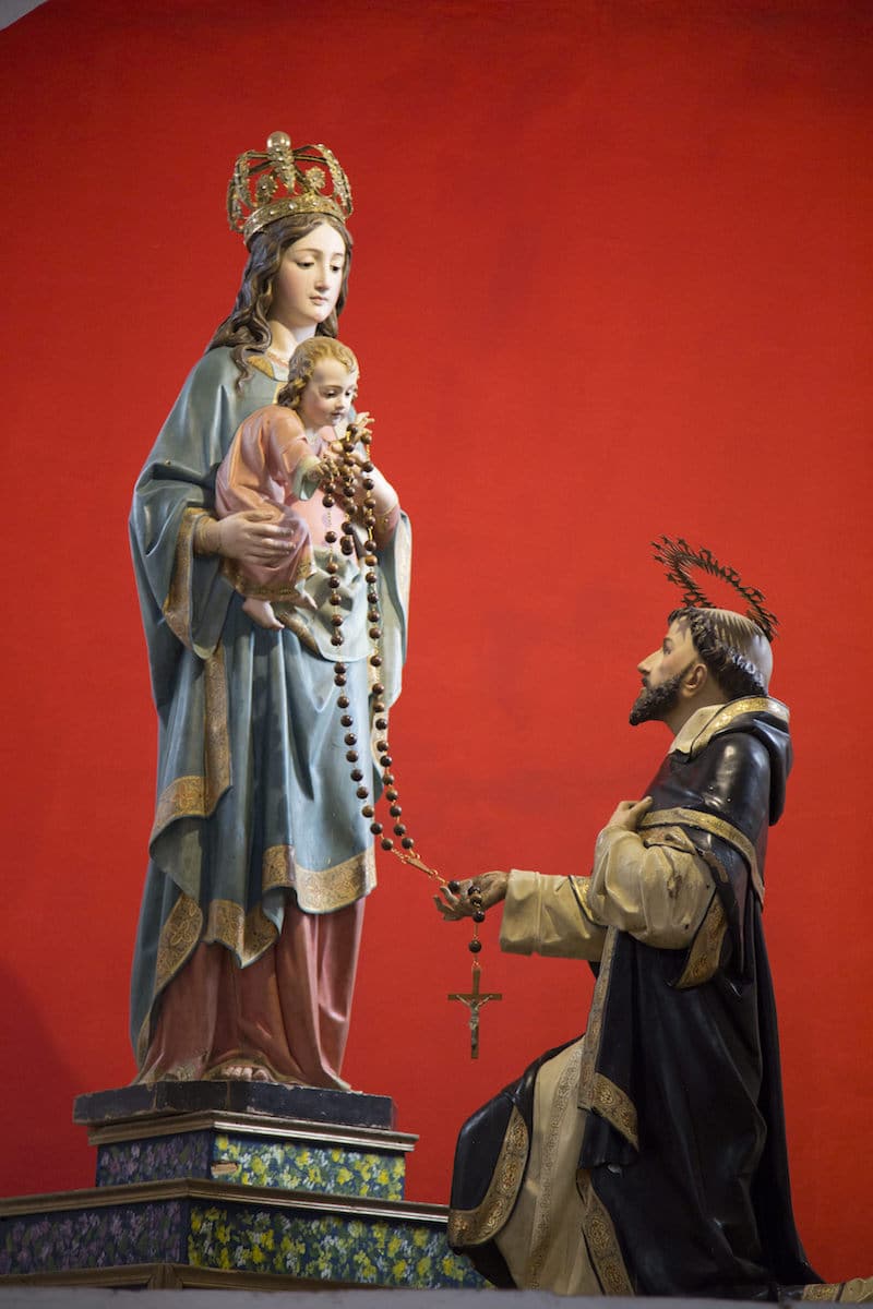 La Virgen le presentó el Rosario como lo conocemos s Santo Domingo de Guzmán. Foto: Cathopic
