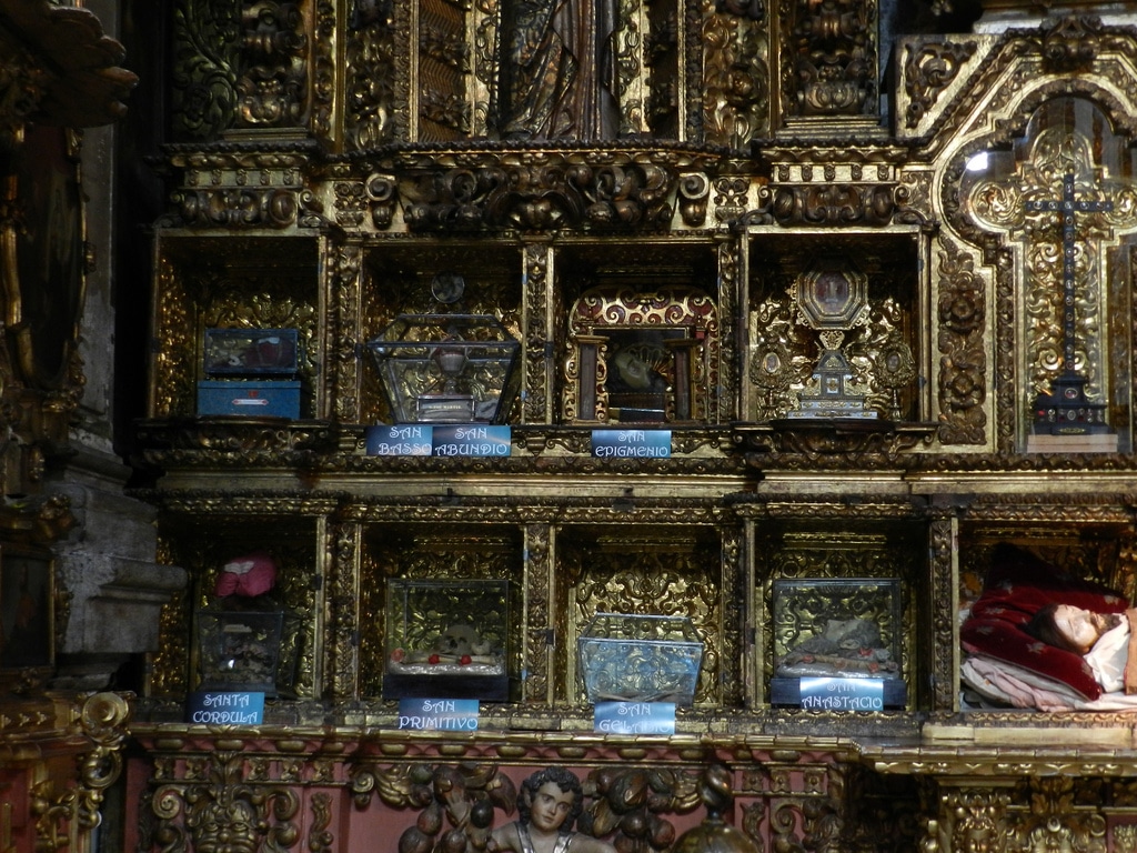 La Catedral abre una capilla que guarda restos de santos