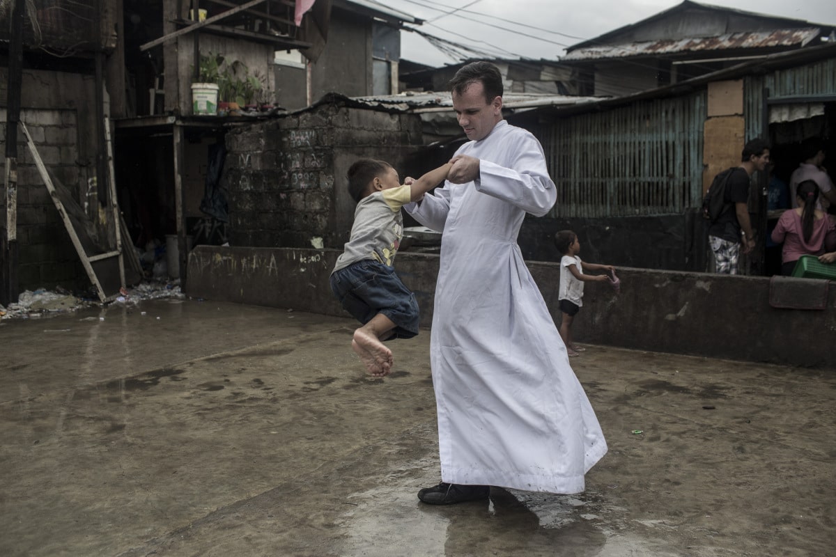 El sacerdote que lleva fe a los basureros de Manila