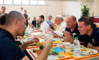 El Papa Francisco invita a personas pobres a una comida de Navidad
