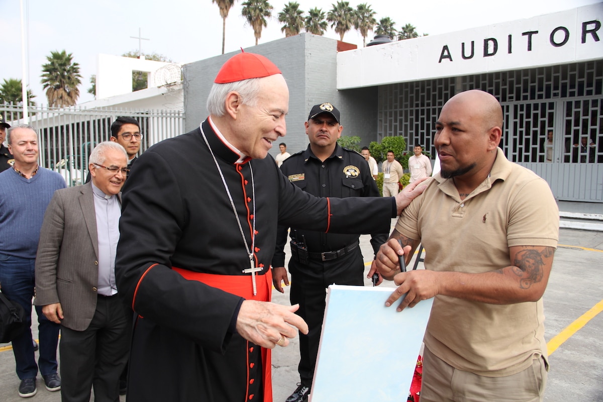 Visita del Cardenal Carlos Aguiar a un centro de readaptación social.