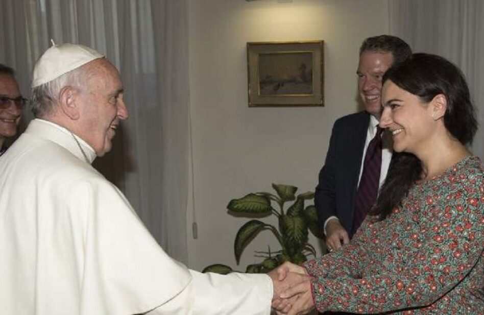 Papa nombra a encargado interino de prensa tras renuncia de portavoces