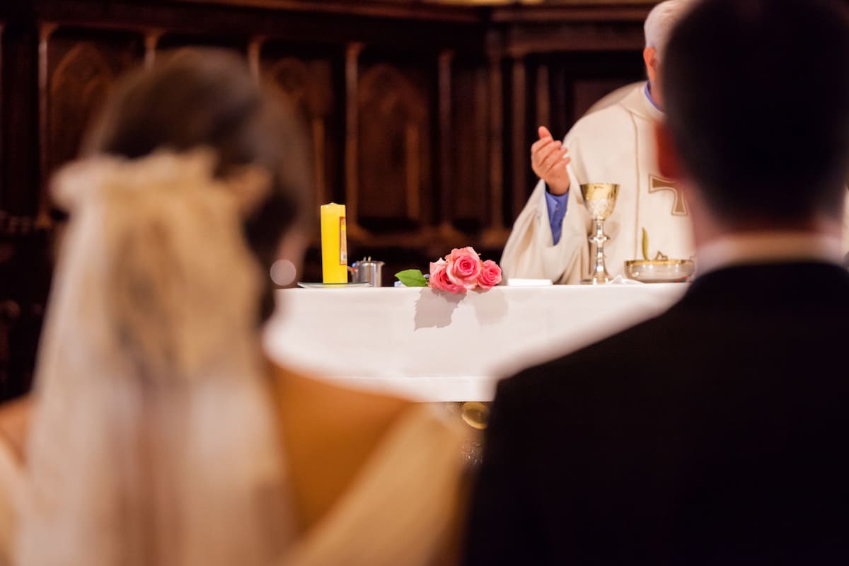 ¿Un sacerdote puede renunciar y casarse?