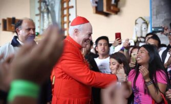 El Cardenal Carlos Aguiar se reúne con jóvenes previo a la JMJ