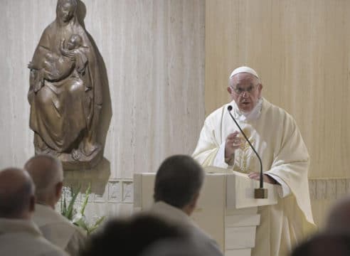 Con una Misa, el Papa abrirá encuentro sobre migrantes