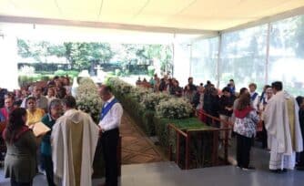 Aunque el templo está cerrado, la parroquia de San Jerónimo sigue viva