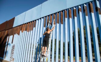 La mexicana que pintó el cielo en el muro fronterizo