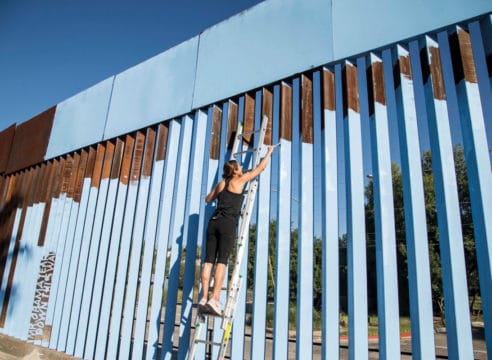 La mexicana que pintó el cielo en el muro fronterizo