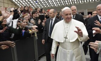 Papa pide por la fraternidad entre creyentes y no creyentes en Dios