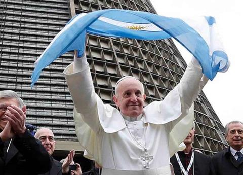 El Papa Francisco con la bandera de Argentina.