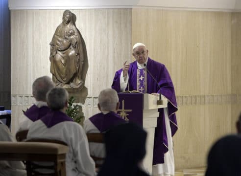 Papa Francisco pide oraciones por las familias encerradas en casa