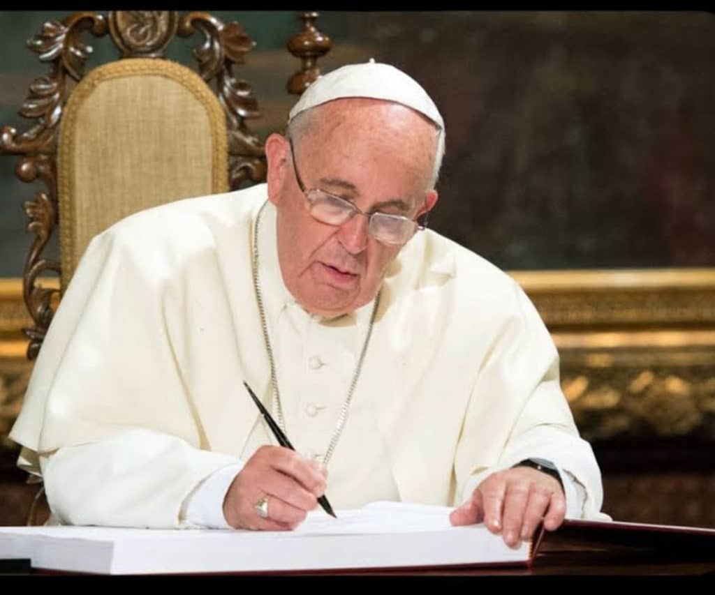 Papa Francisco firmando un documento. Foto: L'Osservatore Romano