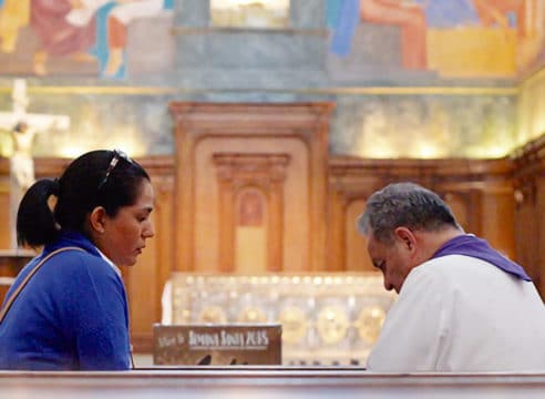 ¿Todo sacerdote puede perdonar el pecado del aborto?