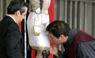 El beso de Viernes Santo que reconoce al Salvador