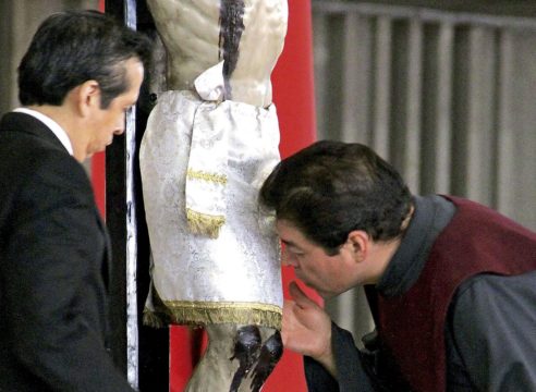 El beso de Viernes Santo que reconoce al Salvador